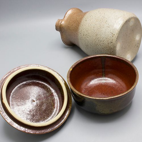 Zwei Keramikgefäße / Two ceramic vessels, 20. Jh. 包括：一个礼品壶和一个盖碗，
材质：陶瓷，上釉，
印记：无印&hellip;