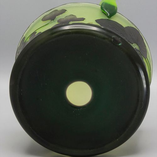 Henkelschale / A handled glass bowl, Lötz Witwe Klostermühle, um 1920 材料：绿色玻璃，紫罗&hellip;