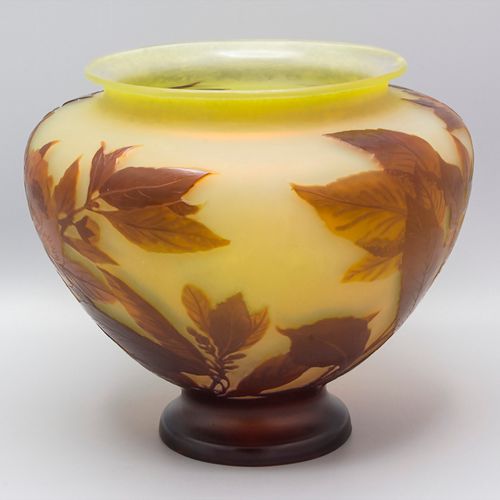 Jugendstil Vase mit Scheinkamelie / An Art Nouveau cameo glass vase with mock ca&hellip;