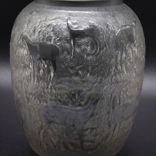 Vase 'Biches', René Lalique, Paris, um 1935 Material: Colourless glass,
Brand/Si&hellip;