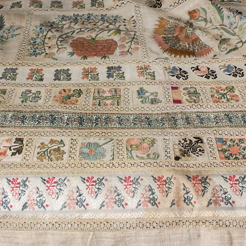 Großer Tischläufer / A large table runner, um 1920 材料：各种面料，包括棉、丝、锦缎、织带、花边和刺绣，
装饰&hellip;