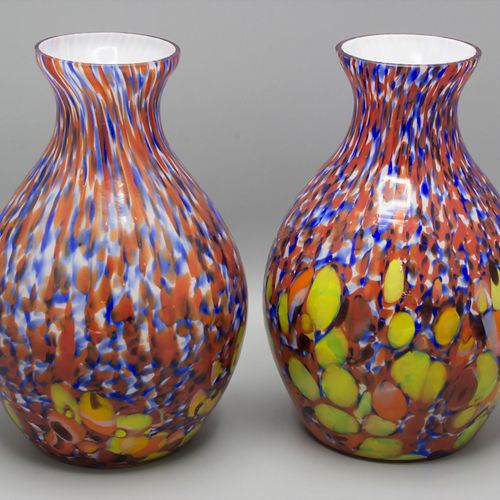 Zwei Ziervasen / Two decorative vases, Frankreich, wohl Vichy, 20. Jh. 材料：无色玻璃配多&hellip;