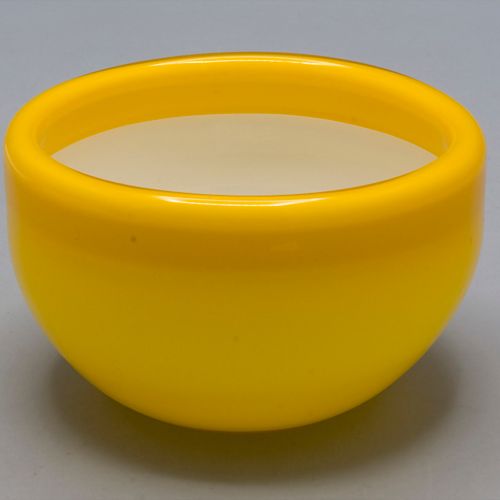 Senfgelbe Glasschale / A mustard yellow glass bowl, 1960er Jahre 材质: 黄壁，内层为不透明的白&hellip;