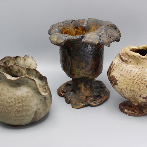 Studiokeramik, 3 Vasen / Studio ceramics, 3 vases, 20. Jh. Bestehend aus: drei V&hellip;