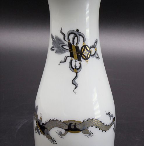 Vase 'Schwarzer Drache' mit Silbermontierung / A vase with silver rim and 'Green&hellip;