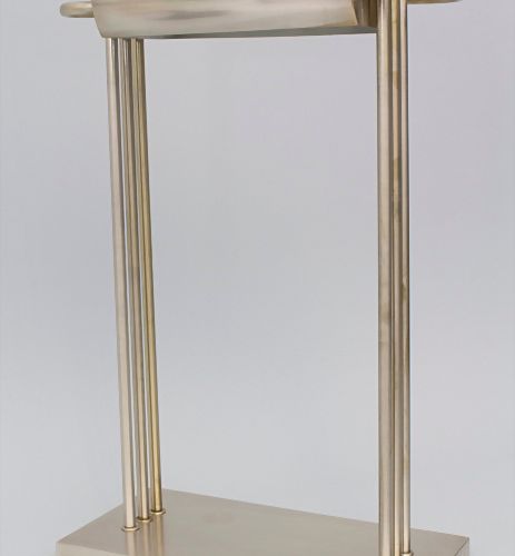 Bauhaus-Design Tischlampe / A desk lamp, Entwurf, um 1925 材料：黄铜镀镍，灯罩内侧白色漆面，
标志：刻&hellip;