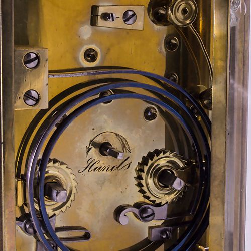 Ein Reisewecker / A travel alarm clock, Reid & Sons, Newcastle, um 1920 Material&hellip;