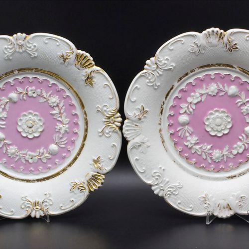 Paar große Gebäckteller mit Reliefdekor / A pair of cake plates, Meissen, Anfang&hellip;
