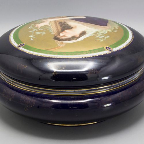 Große Deckel Bonbonniere / An lidded sweet box, um 1900 Material: Porzellan, mit&hellip;