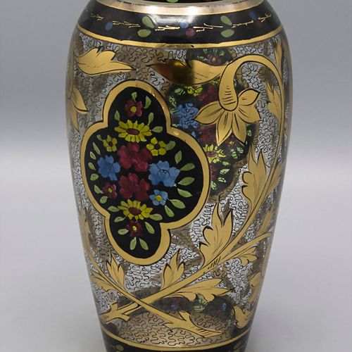 Vase / A vase, Hermann Pautsch in Arnsdorf bei Haida, um 1920 材料：无色玻璃，珐琅和黑阄画，金边，&hellip;