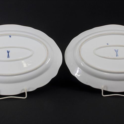 Zwei Zwiebelmuster Servierplatten / Two onion pattern serving plates, Meissen, 1&hellip;