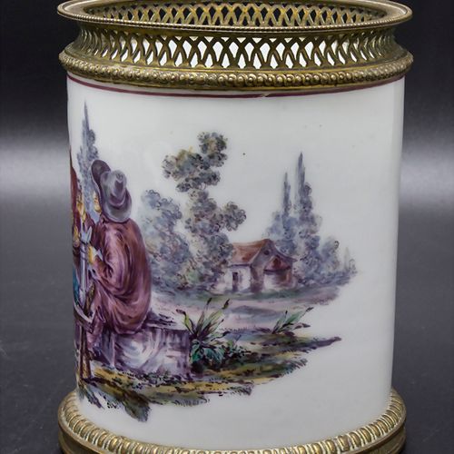 Zierbecher / A porcelain beaker, 18. Jh. Material: Porzellan, polychrom gefasst,&hellip;