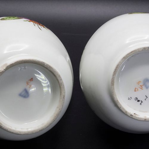 Paar Milchkannen / 2 milk jugs, Wien / Vienna, Mitte 18. Jh. 材料：瓷器，多色彩绘和上釉，
标记：釉&hellip;