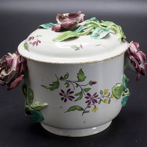 Deckeldose mit Blütenbesatz / A lidded ceramic box with encrusted roses, Frankre&hellip;