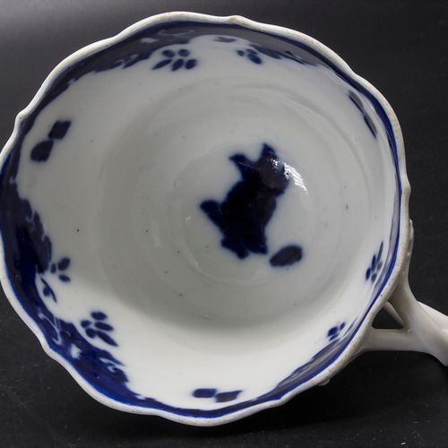 Tasse mit Blaumalerei / A cup with decoration in blue, Meissen, wohl 18. Jh. Mat&hellip;