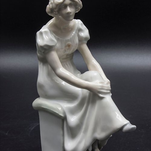 Jugendstil Figur 'Sitzendes Mädchen' / An Art Nouveau figure of a sitting girl, &hellip;