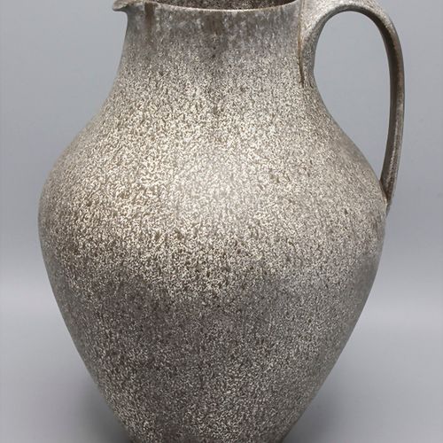 Studiokeramik, Henkel-Vase, um 1960 材料：陶瓷，红褐色胎，白灰色的流釉，
标识：底面压有作坊式的标记，标记未作解释，
高度：&hellip;