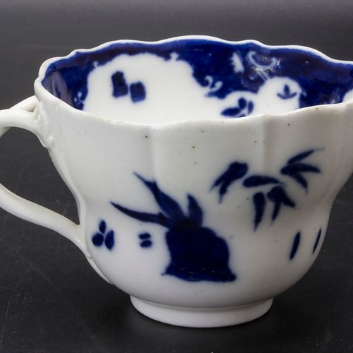 Tasse mit Blaumalerei / A cup with decoration in blue, Meissen, wohl 18. Jh. Mat&hellip;