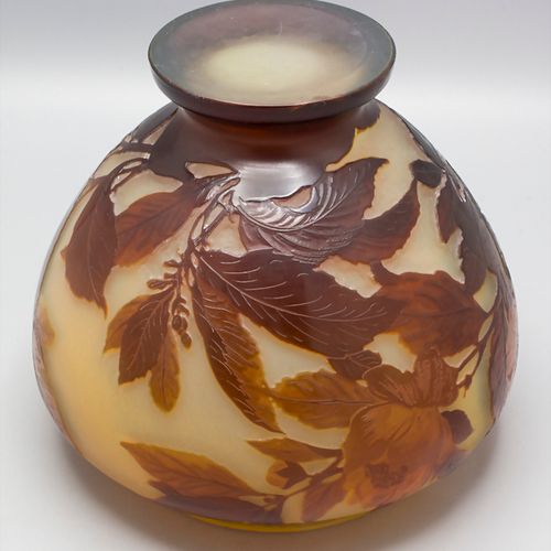 Jugendstil Vase mit Scheinkamelie / An Art Nouveau cameo glass vase with mock ca&hellip;