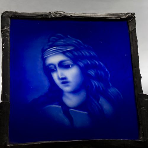 Glasbild / A glass picture, um 1900 材料：玻璃，切割，铅框，新艺术派的锡制支架（次要的），图片可移动，
描绘：带发带的年轻女&hellip;