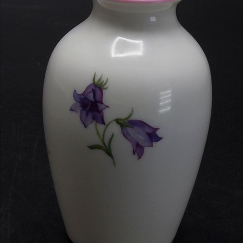 Kleine Vase 'Damenkneipe' / A small vase with flowers, Rudolf Sieck, Nymphenburg&hellip;