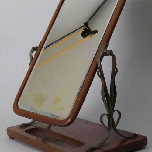 Jugendstil Tischspiegel / An Art Noveau table mirror, um 1900 Materiale: legno, &hellip;