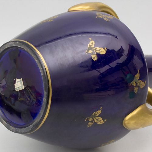 Kobaltblaue Porzellanvase / A cobalt blue porcelain vase, Saint Radegonde Tours,&hellip;