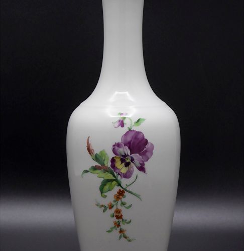 Eine Langhalsvase / A longneck vase, KPM, Berlin, 20. Jh. Material: porcelana, p&hellip;