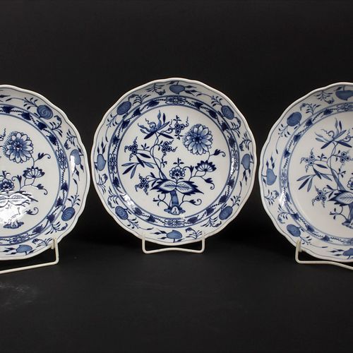 Drei Zwiebelmuster Servierteller / Three onion pattern serving plates, Meissen, &hellip;