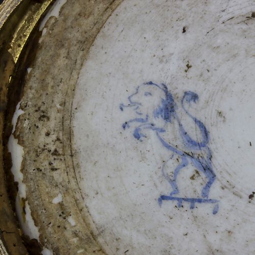 Zierbecher / A porcelain beaker, 18. Jh. 材料: 瓷器，多色彩绘，青铜支架和唇，
印记: 上升的狮子（参照弗兰肯塔尔），&hellip;