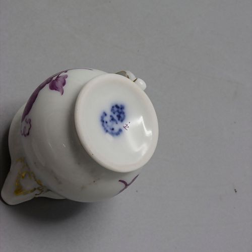 Vasen, Kännchen und Glocke / Vases, a jug and a bell Materiale: porcellana, parz&hellip;
