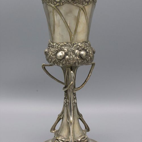 Jugendstil Pokal / An Art Nouveau plated cup, wohl deutsch, um 1900 Material: br&hellip;