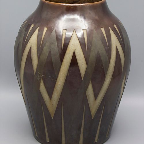 Art Déco Vase / An Art Deco vase, ACNI, Frankreich, um 1920 Materiale: ghisa, sm&hellip;