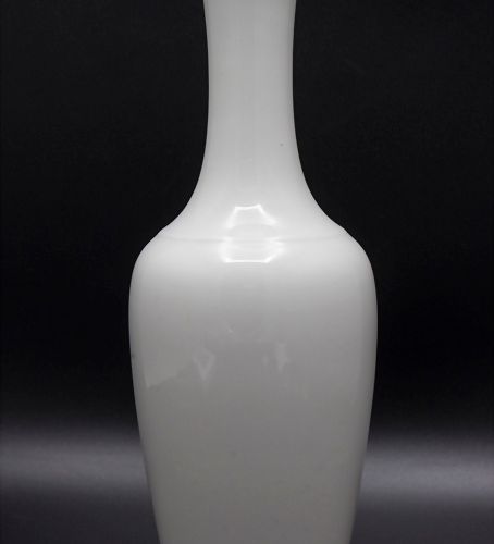 Eine Langhalsvase / A longneck vase, KPM, Berlin, 20. Jh. Material: porcelana, p&hellip;