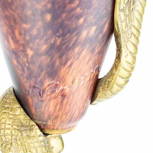 Kobralampe 
眼镜蛇灯
在埃德加-勃兰特（1880-1960）之后，V形橙紫色的彩色玻璃碗，青铜眼镜蛇作为灯座，高60厘米，通电，玻璃上有部分光斑