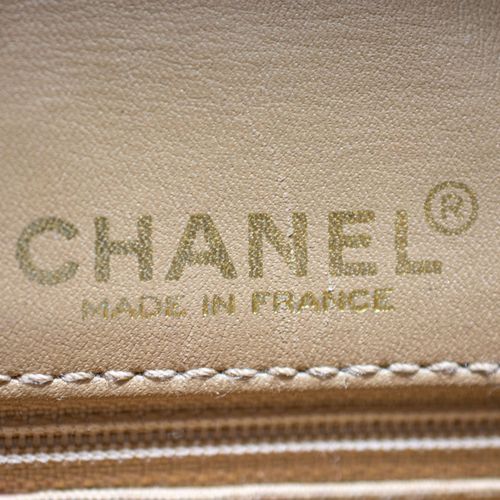 Chanel Schultertasche 
Chanel shoulder bag
1990s, flap bag made of beige smooth &hellip;