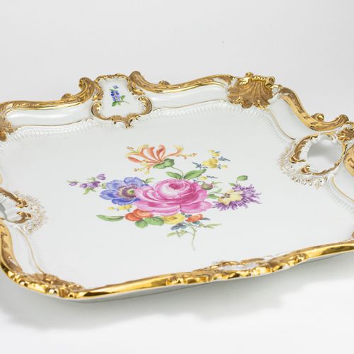 Prunk-Tablett mit Blumenbouquet 
一个华丽的花束托盘
迈森，20世纪下半叶，瓷器，白色，多色画和金色画，尺寸41厘米x41厘米，&hellip;