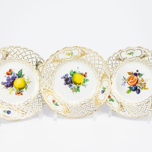 Konvolut Obstteller Meissen 
一套水果盘 
6件，迈森，20世纪下半叶，瓷器，白色带镂空边缘，金色装饰和水果画，直径18厘米，底部有&hellip;