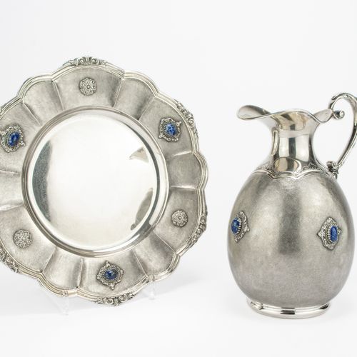 Wasserkanne und Teller 
水壶和盘子
2-pcs., Mario Poli, Milan, Italy, 约1950年，800银标记，两部&hellip;