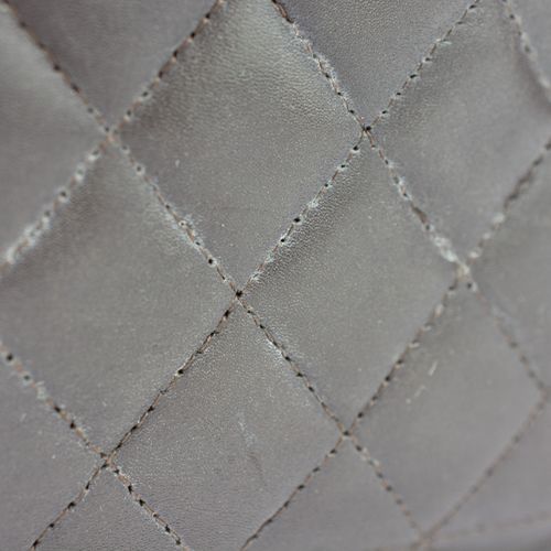 Chanel Schultertasche 
香奈儿肩包
1990年代，棕色绗缝光滑皮革，米色皮革标志，银色金属应用，皮革手柄，尺寸（不含手柄）为16厘米x30&hellip;