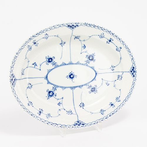 Konvolut Porzellanserviceteile 
混合瓷器
114件，皇家哥本哈根，20世纪。'Musselmalet'，瓷器，白色，钴蓝彩，半尖&hellip;