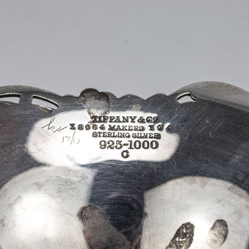 Fußschale mit Erdbeerranken 
带草莓藤蔓的脚碗
Tiffany & Co.，美国，约1920-1930年，925银，有印记，制造者标&hellip;