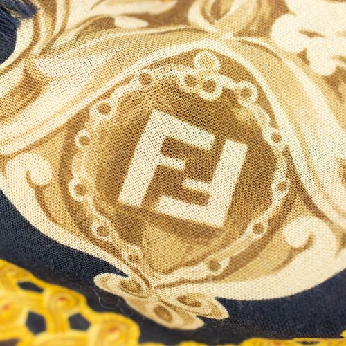 Fendi Halstuch 
Fendi écharpe
tissu mélangé, laine-soie, 130 cm x 270 cm, étique&hellip;