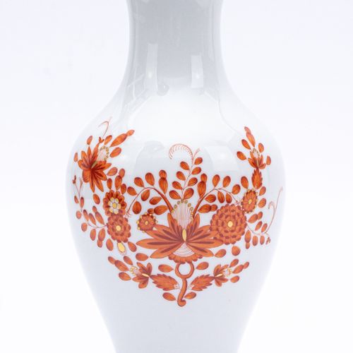 Paar Vasen 
一对花瓶
2件，迈森，20世纪，每件都有花卉绘画和金色装饰，瓷器，白色，高24厘米和25厘米，每件底部都有制作者的标记，一件有画家的标记&hellip;