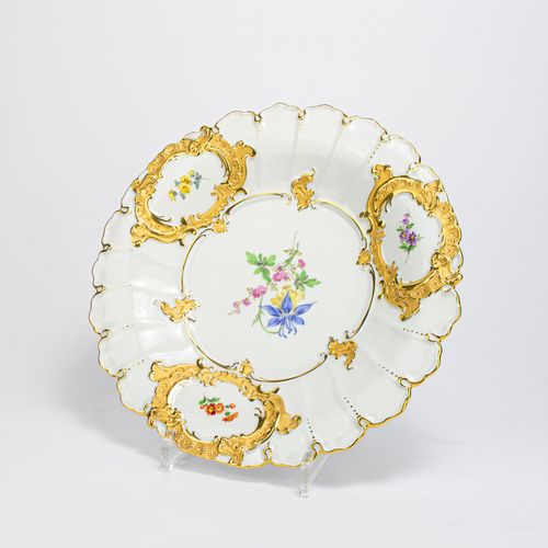 Konvolut Prunkserviceteile 
一组礼器
5件，迈森，20世纪，白瓷，花绘和金饰，4件有蓝色背景，2个礼盘，直径28厘米和30厘米，1个&hellip;