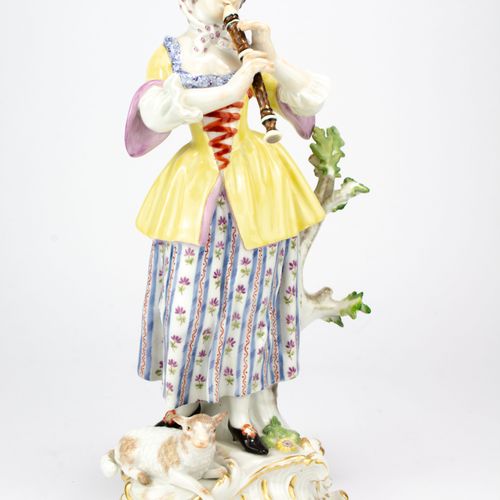 Schäferin mit Flöte 
带笛子的牧羊女
迈森，20世纪，J. J. Kaendler（1706-1775）1750年的设计，瓷器，白色，彩绘和&hellip;
