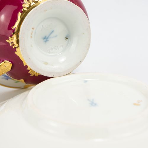 Prunk-Mokkaservice 

13件套，迈森，20世纪，白瓷，红底带花纹，金漆，1个摩卡壶，高20厘米，1个牛奶壶，1个糖碗，4个摩卡杯+4个茶碟，&hellip;