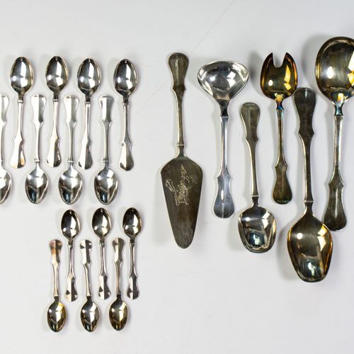 Silberbesteck für 12 Personen 
12人用的银质餐具
86件。Robbe &Berking，150个银盘，装饰 "Alt Kopen&hellip;