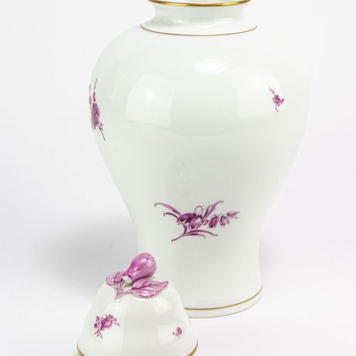 Deckelvase 
有盖花瓶
路德维希堡，20世纪，瓷器，白色，紫色花卉画，高28厘米，底部有厂家标记，画家的单字，状况B，叶缘有缺口