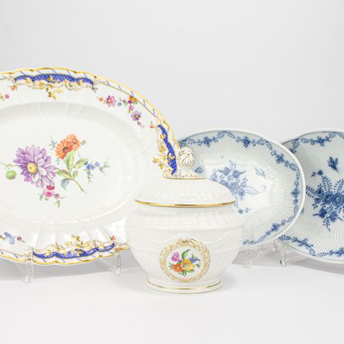 Konvolut Porzellangefäße 
瓷器组
4件，每件都是KPM Berlin，20世纪，瓷器，白色，2个带蓝色花纹的糖果碗，尺寸22厘米x 1&hellip;